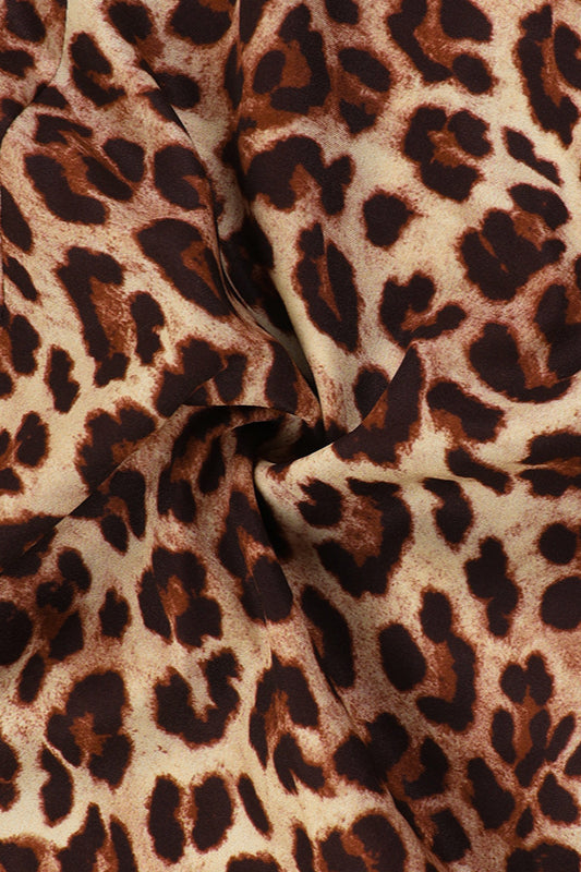 Figurbetontes Maxikleid mit Neckholder und Leopardenmuster, mit tiefem V-Ausschnitt