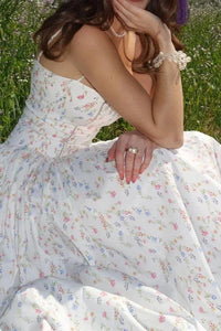 Schulterfreies Maxikleid mit Falten und Blumenmuster