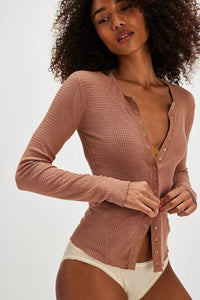Figurbetonte Strickjacke mit Knopfdetails und Strickstruktur