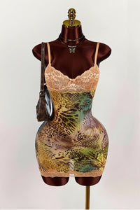 Rückenfreies Minikleid mit Raffung, Blumenmuster und Spitze