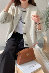 Locker geschnittene Strickjacke mit Knopfdetails und Strickstruktur in Gelb