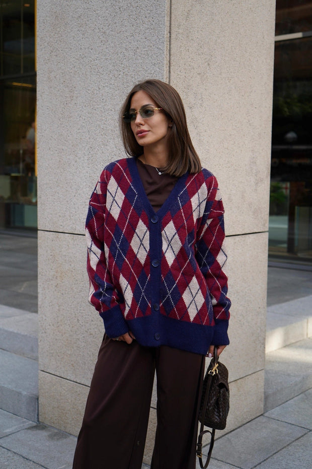 Locker geschnittene Strickjacke mit V-Ausschnitt, langen Ärmeln und Karomuster
