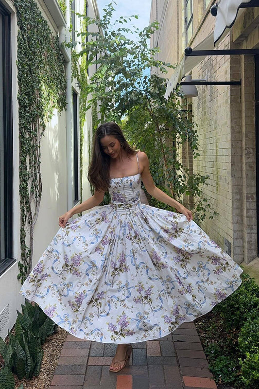 Figurbetontes Kleid mit Blumenmuster in Weiß