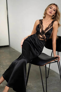Figurbetontes Maxikleid mit V-Ausschnitt, Spitze und Satinoptik