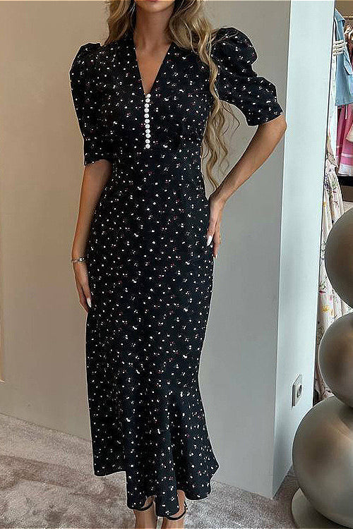 Kleid mit V-Ausschnitt, kurzen Ärmeln und hoher Taille