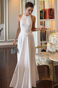 Rückenfreies Maxikleid mit Neckholder und Raffung in Weiß