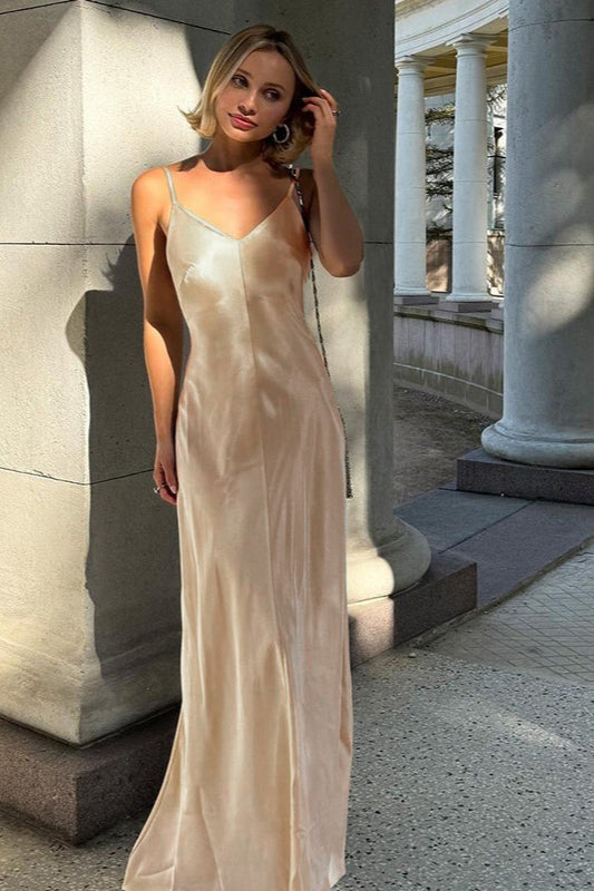 Rückenfreies Maxikleid mit V-Ausschnitt und Satinoptik in Champagner