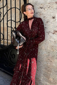 Figurbetontes Kleid mit V-Ausschnitt und Blumenmuster