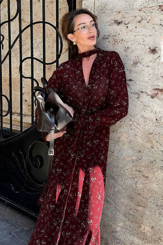 Figurbetontes Kleid mit V-Ausschnitt und Blumenmuster