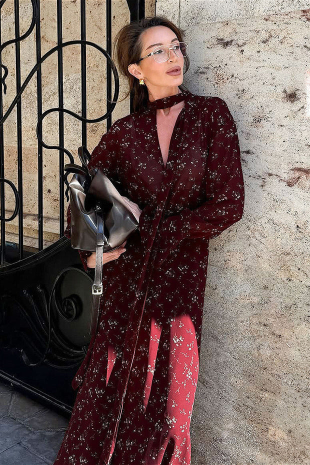 Figurbetontes Kleid mit V-Ausschnitt und Blumenmuster