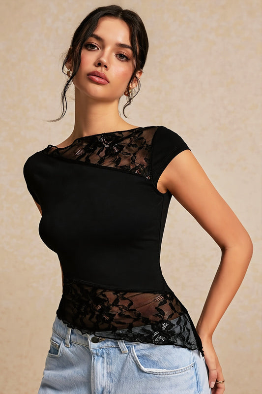 Asymmetrisches T-Shirt mit Patchwork und Spitze