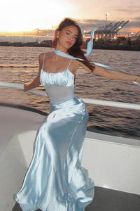 Figurbetontes Maxikleid mit Spitze und Satinoptik