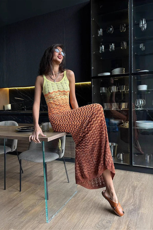 Figurbetontes Maxikleid mit V-Ausschnitt, Farbblockmuster und Strickstruktur