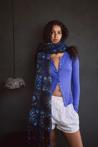 Figurbetonte Strickjacke mit Knopfdetails und Strickstruktur
