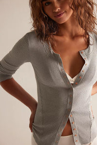 Figurbetonte Strickjacke mit Knopfdetails und Strickstruktur