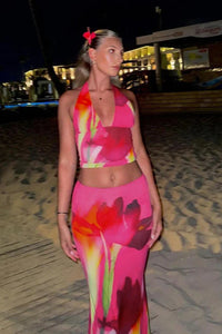 Figurbetontes Maxikleid mit Neckholder, kurzem Schnitt und Druck