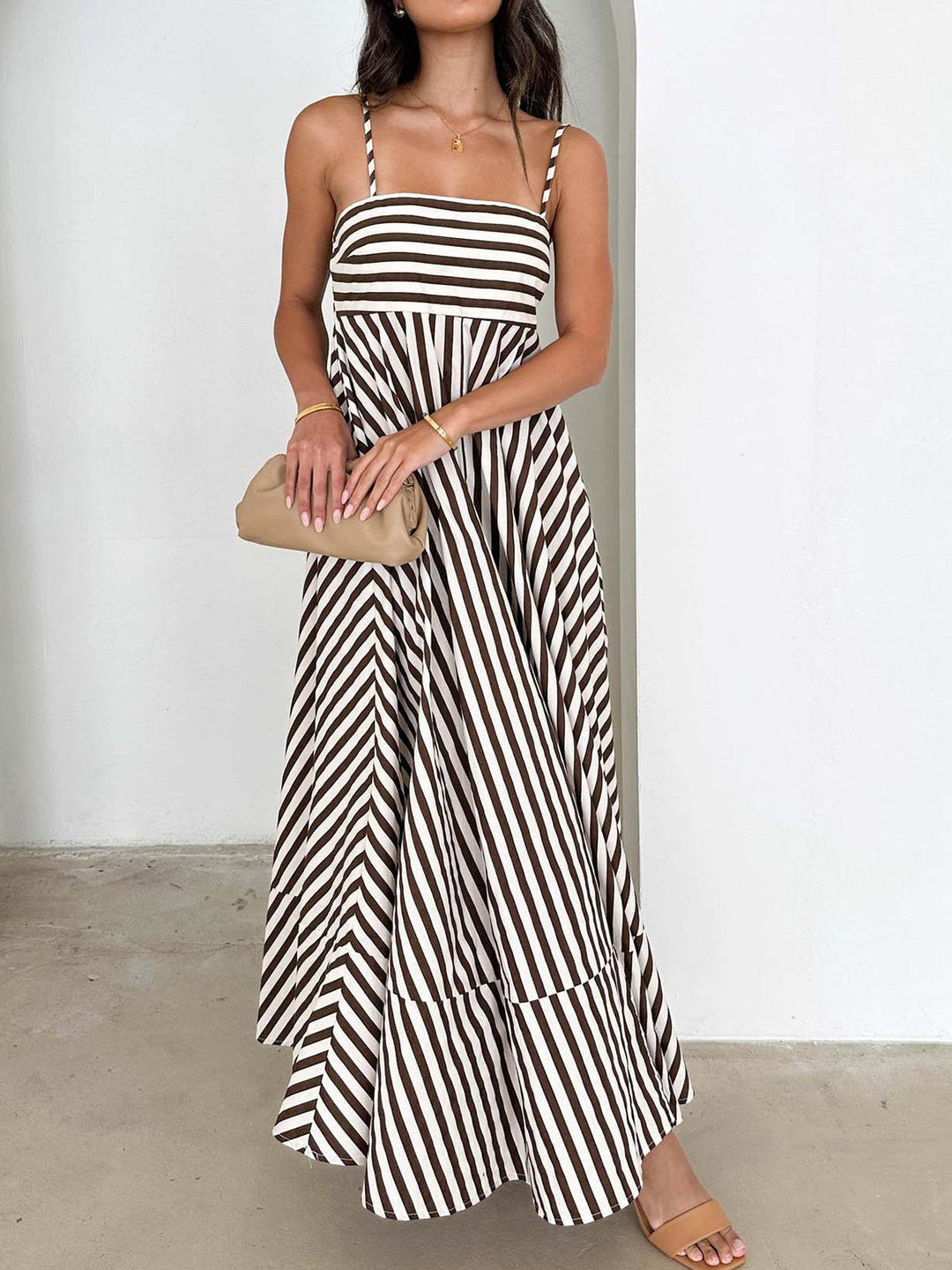 Amber - Gestreiftes plissiertes langes Kleid