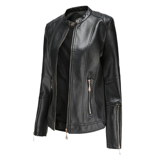 Lederjacke mit Rundhalsausschnitt und Knopfverschluss und eleganter Linienführung