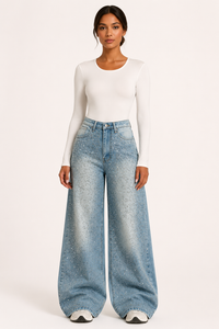 Damenjeans mit weitem Bein und Strassverzierung – Wellen