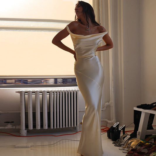 Figurbetontes Maxikleid mit Satinoptik in Aprikose