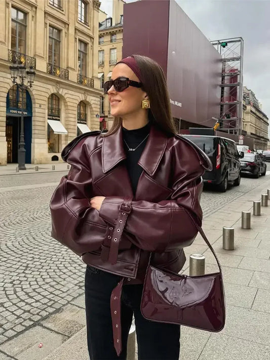 Moderne Lederjacke mit zeitloser Linienführung