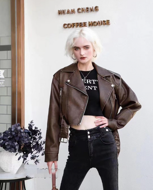 Kurze Lederjacke mit klarer Silhouette und moderner Silhouette