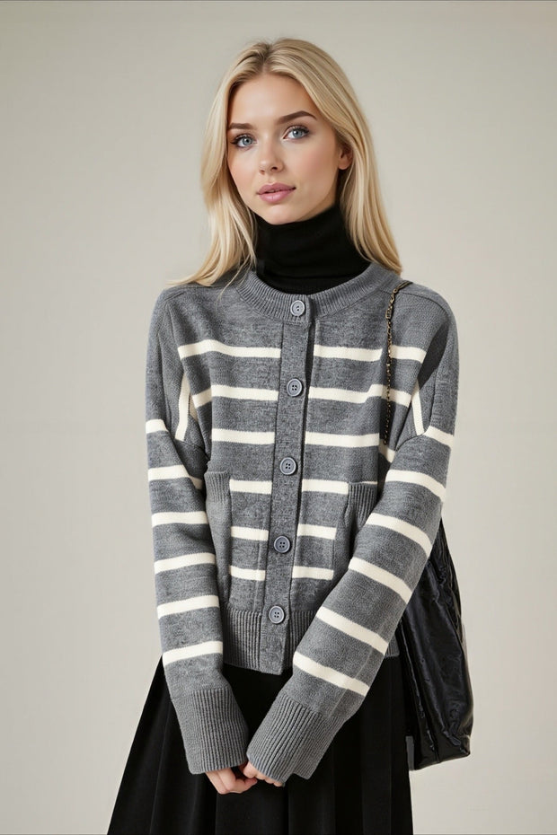 Strickjacke mit Rundhalsausschnitt, Knopfdetails und Taschen