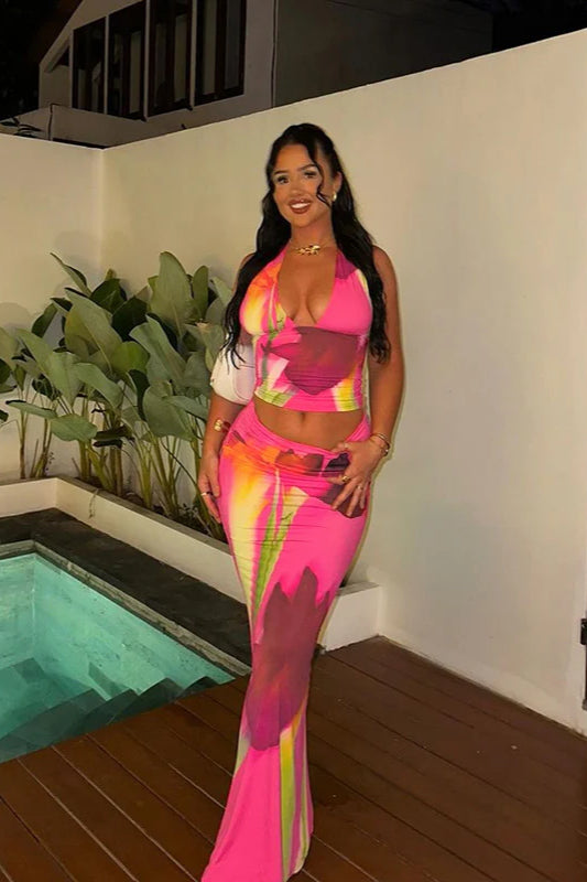 Figurbetontes Maxikleid mit Neckholder, kurzem Schnitt und Druck
