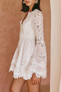 Figurbetontes Minikleid mit langen Ärmeln, Bindedetail und Spitze