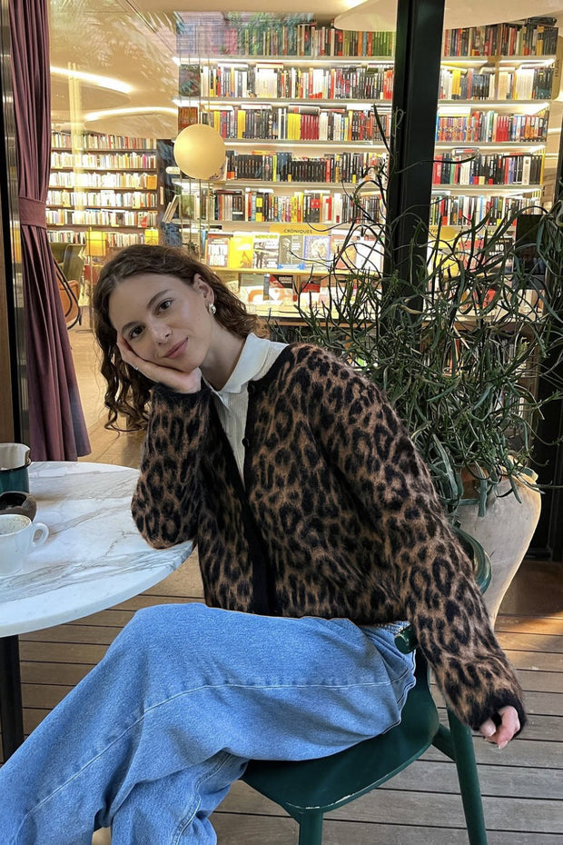 Strickjacke mit Leopardenmuster in Braun
