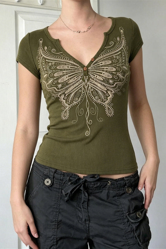 Figurbetontes T-Shirt mit Knopfdetails und Grafikdruck