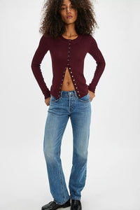 Figurbetonte Strickjacke mit Knopfdetails und Strickstruktur