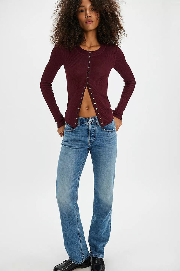 Figurbetonte Strickjacke mit Knopfdetails und Strickstruktur