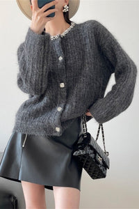 Strickjacke mit V-Ausschnitt und Strickstruktur in Weiß