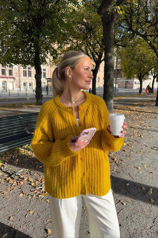 Strickjacke mit Rundhalsausschnitt, langen Ärmeln und Strickstruktur