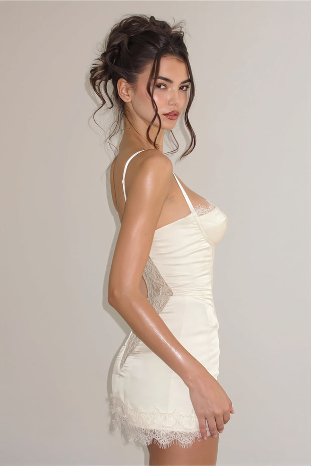 Minikleid mit Spitze, Netzdetails und Satinoptik