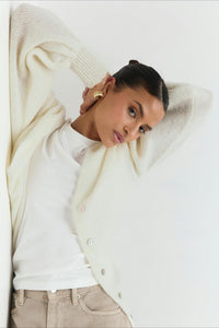 Strickjacke mit V-Ausschnitt und Spitze