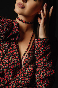 Kleid mit V-Ausschnitt, Schlitz und Blumenmuster in Rosa
