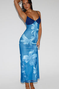 Figurbetontes Maxikleid mit Druck in Blau