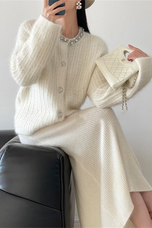 Strickjacke mit V-Ausschnitt und Strickstruktur in Weiß