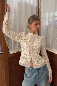 Strickjacke mit Aussparungen, Knopfdetails und Spitze