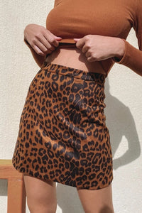 Figurbetonter Rock mit Leopardenmuster und Wildleder