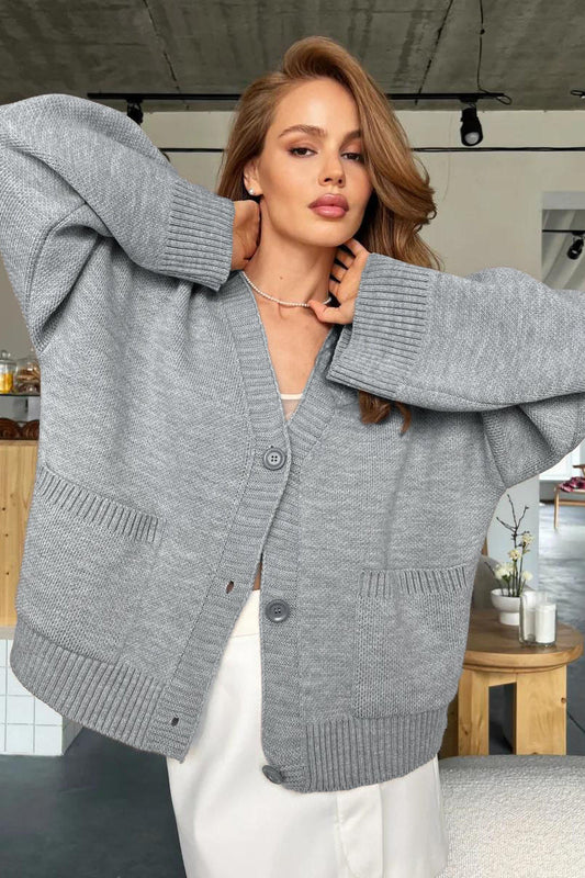 Locker geschnittene Strickjacke mit V-Ausschnitt, Taschen und Strickstruktur