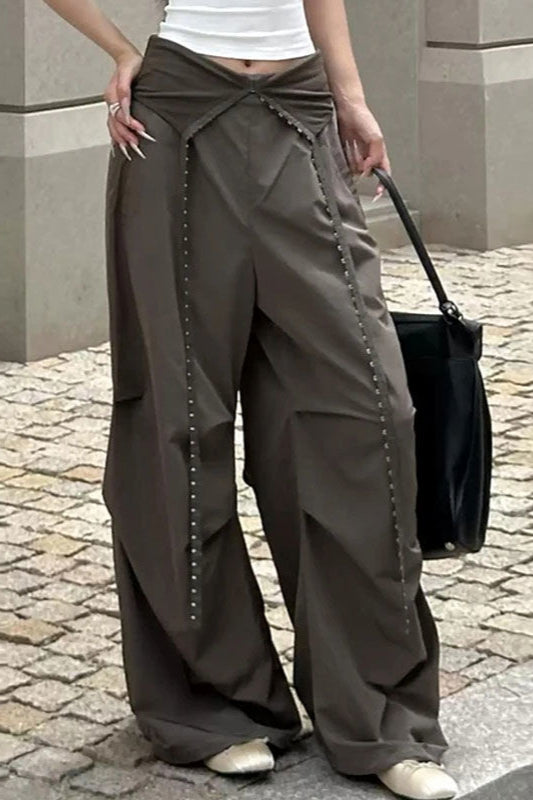 Hose mit Knopfdetails in Grün