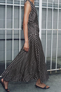 Maxikleid mit Neckholder und Punktemuster in Weiß