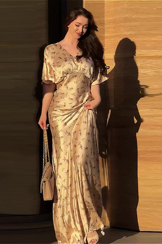 Kleid mit V-Ausschnitt, Raffung und Blumenmuster in Aprikose