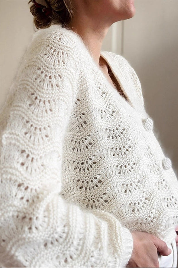 Strickjacke mit V-Ausschnitt und Strickstruktur in Weiß, mit Kragen