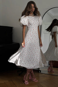 Rückenfreies Maxikleid mit Rundhalsausschnitt, Puffärmeln und Schlitz
