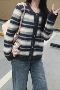 Locker geschnittene Strickjacke mit Rundhalsausschnitt, Streifenmuster und Farbblockmuster
