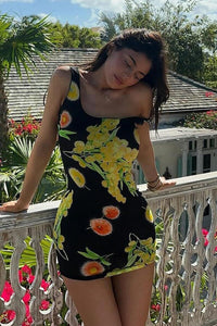 Figurbetontes Minikleid mit Raffung und Blumenmuster